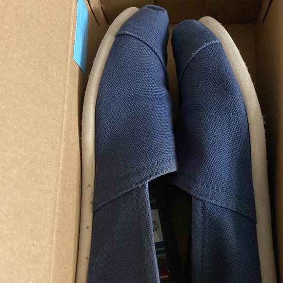 TOMS - Picture 2 of 5